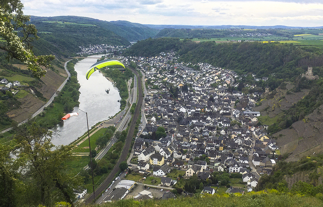 Blick vom Rosenberg auf Kobern mit Gleitschirmflieger. 2020. Foto: Gerd Haag