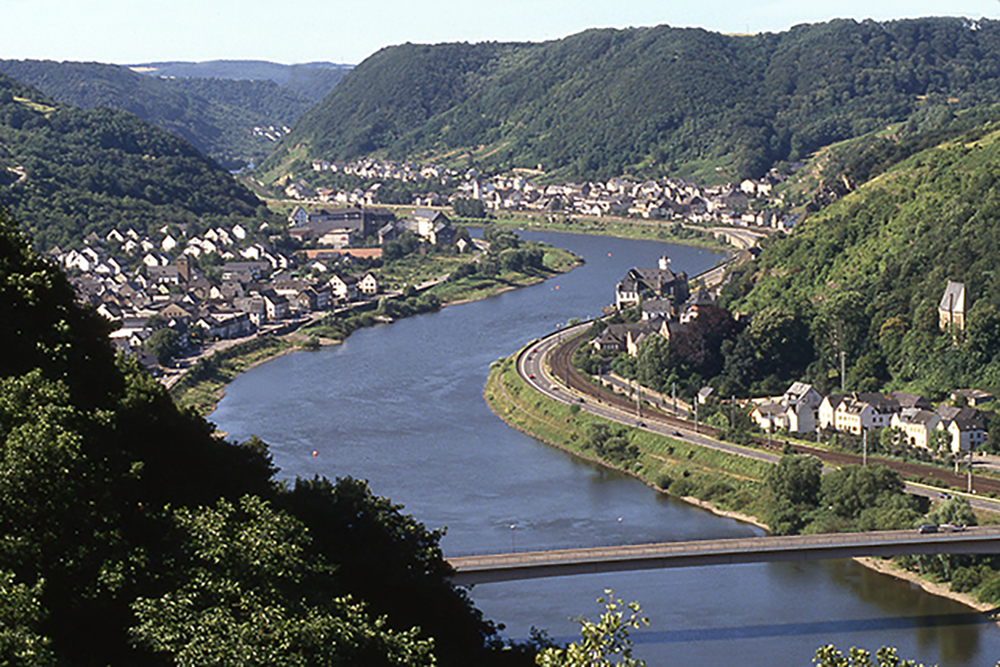Niederfell – mit Moselgloldbrücke zwischen Niederfell und Gondorf