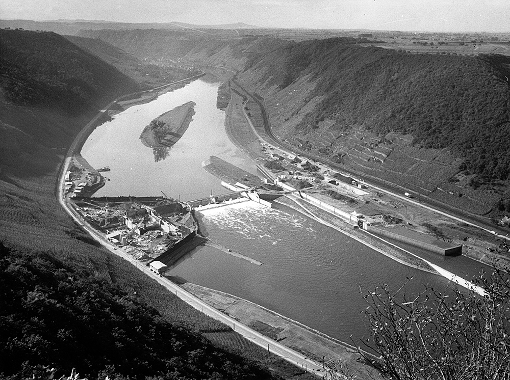 Staustufe Lehmen während der Bauphase. Blick von der Höhe Kahley. Fotograf Kreutzer, Koblenz Historisches Bildarchiv der Bundeswasserstraßen Staustufe Lehmen während der Bauphase. Blick von der Höhe Kahley. Fotograf Kreutzer, Koblenz Historisches Bildarchiv der Bundeswasserstraßen