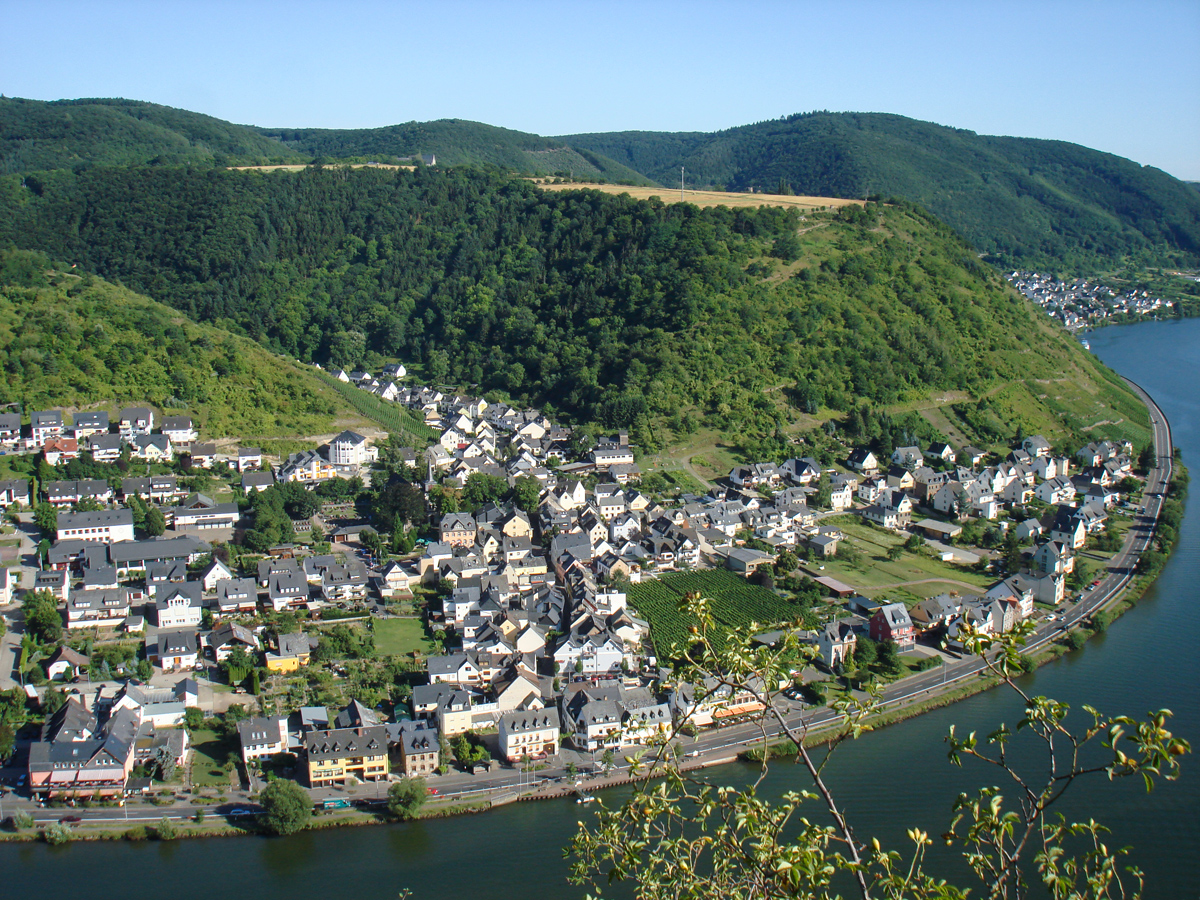 Blick auf Oberfell vom Ausoniusstein oberhalb von Lehmen